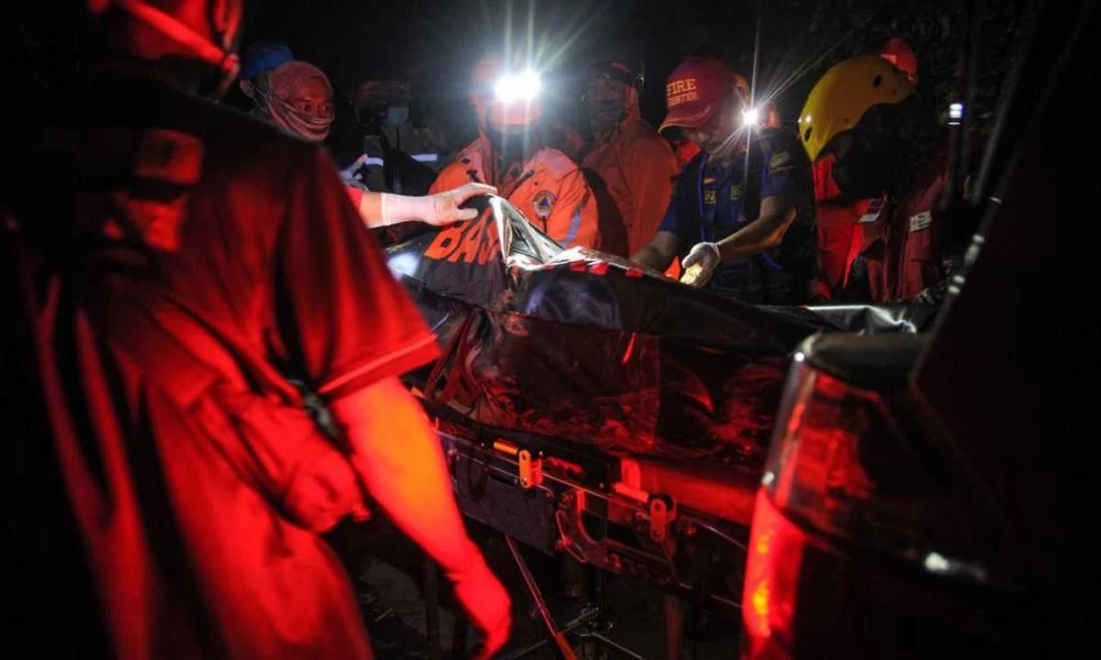  Ινδονησία: Nεκροί 27 γονείς και μαθητές σε τροχαίο λεωφορείου